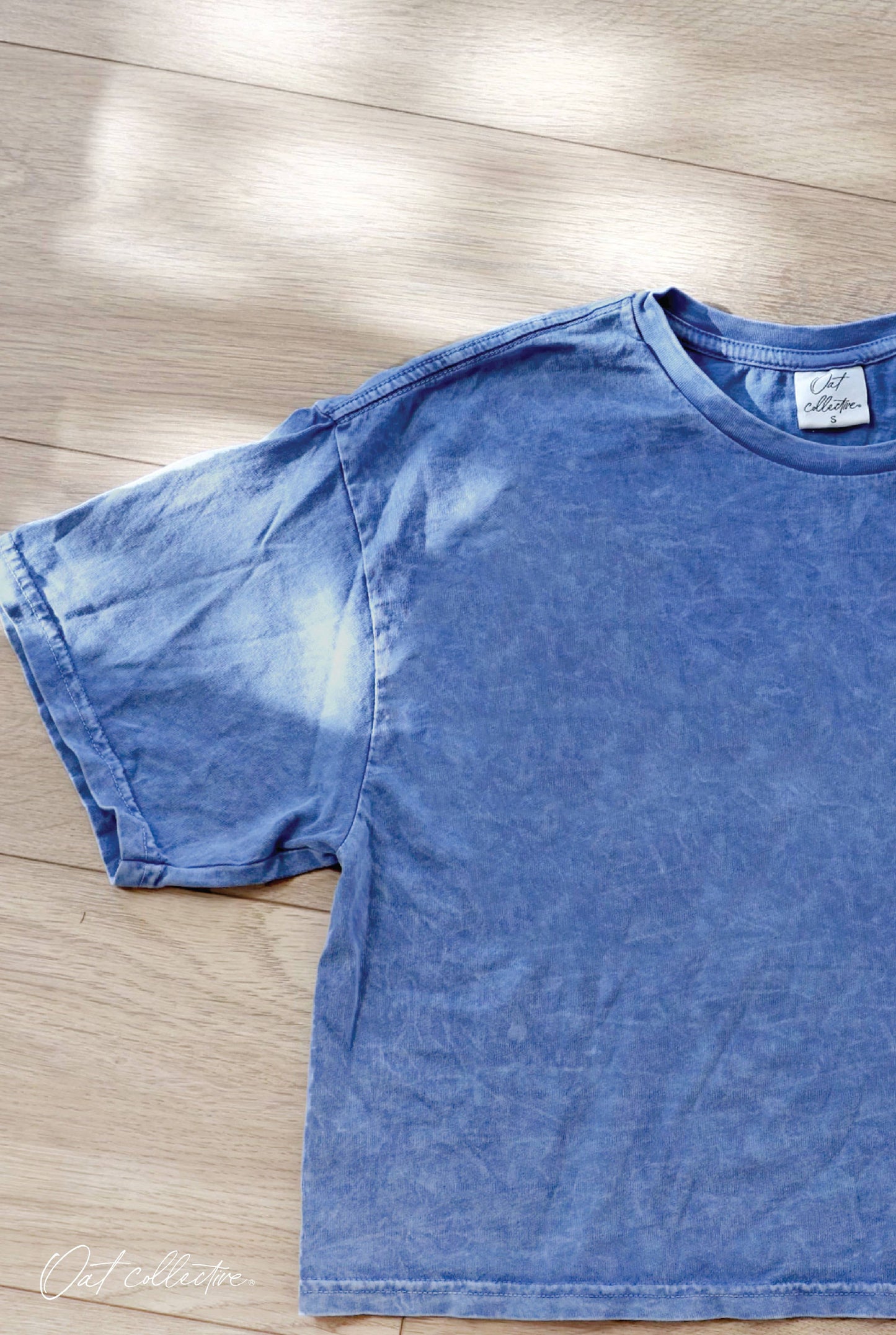SALT WATER AND SUNSETS Cropped Mineral Graphic Top: DENIM BLUE / L