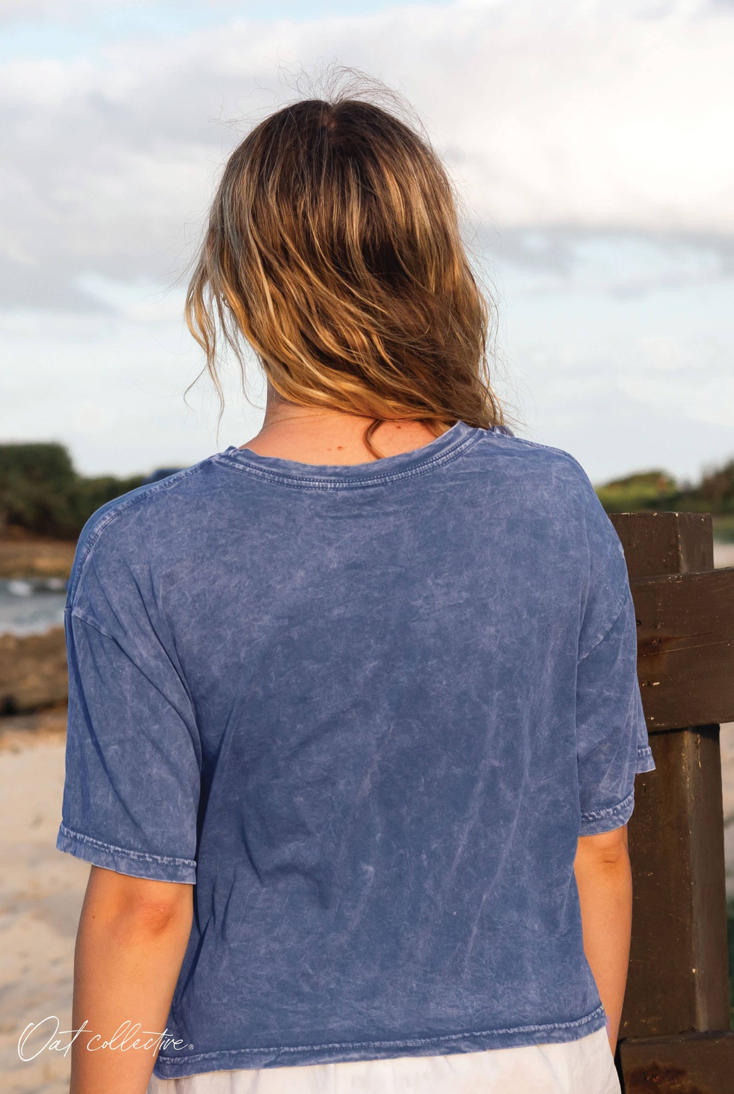 BEACH BUM Cropped Mineral Graphic Top : MINERAL BLACK / L