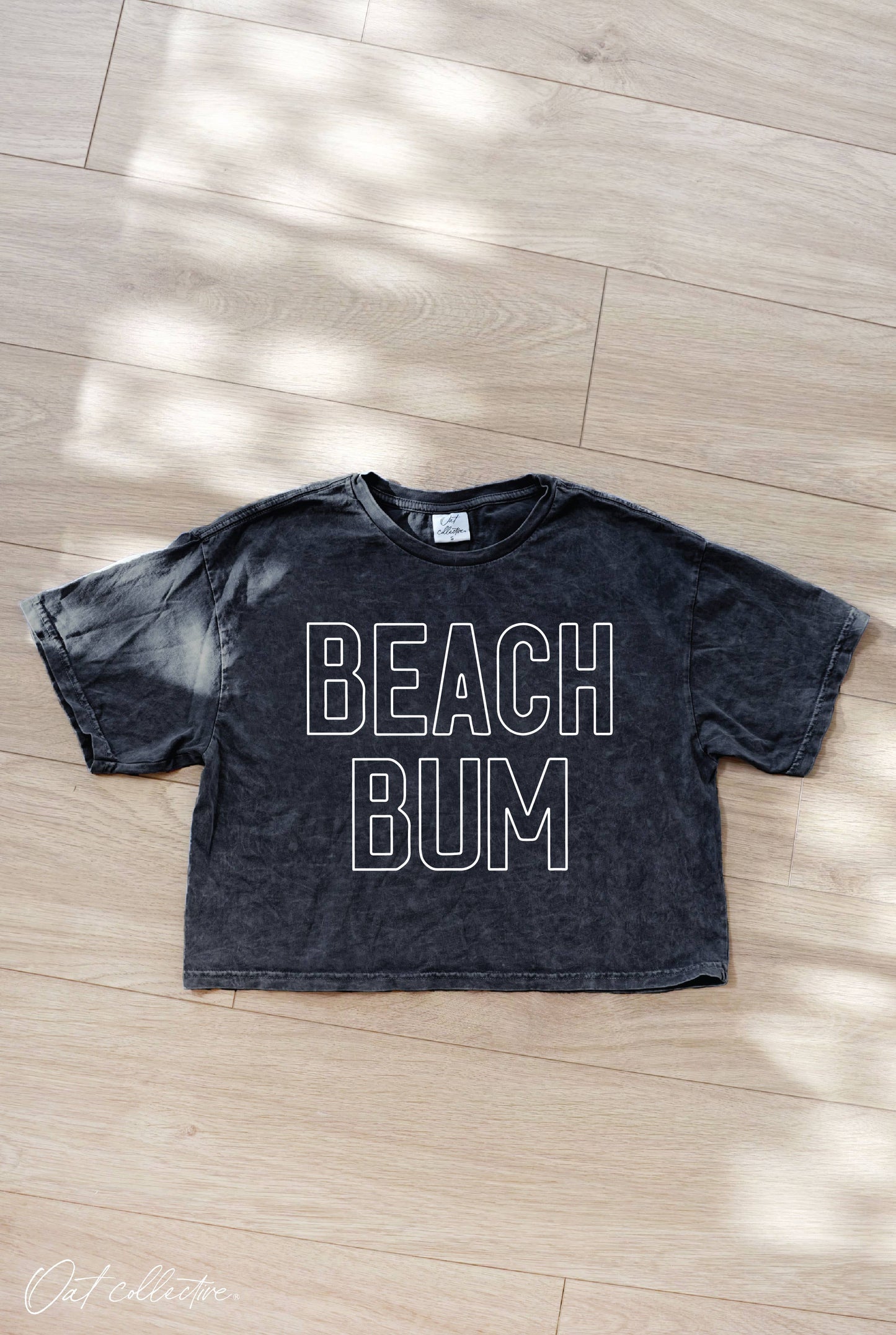 BEACH BUM Cropped Mineral Graphic Top : MINERAL BLACK / M